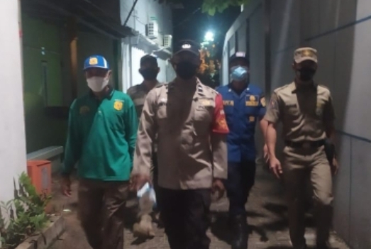 Sembari Patroli Malam Hari, Polsek Kep Seribu Selatan Giatkan Pengawasan ProKes