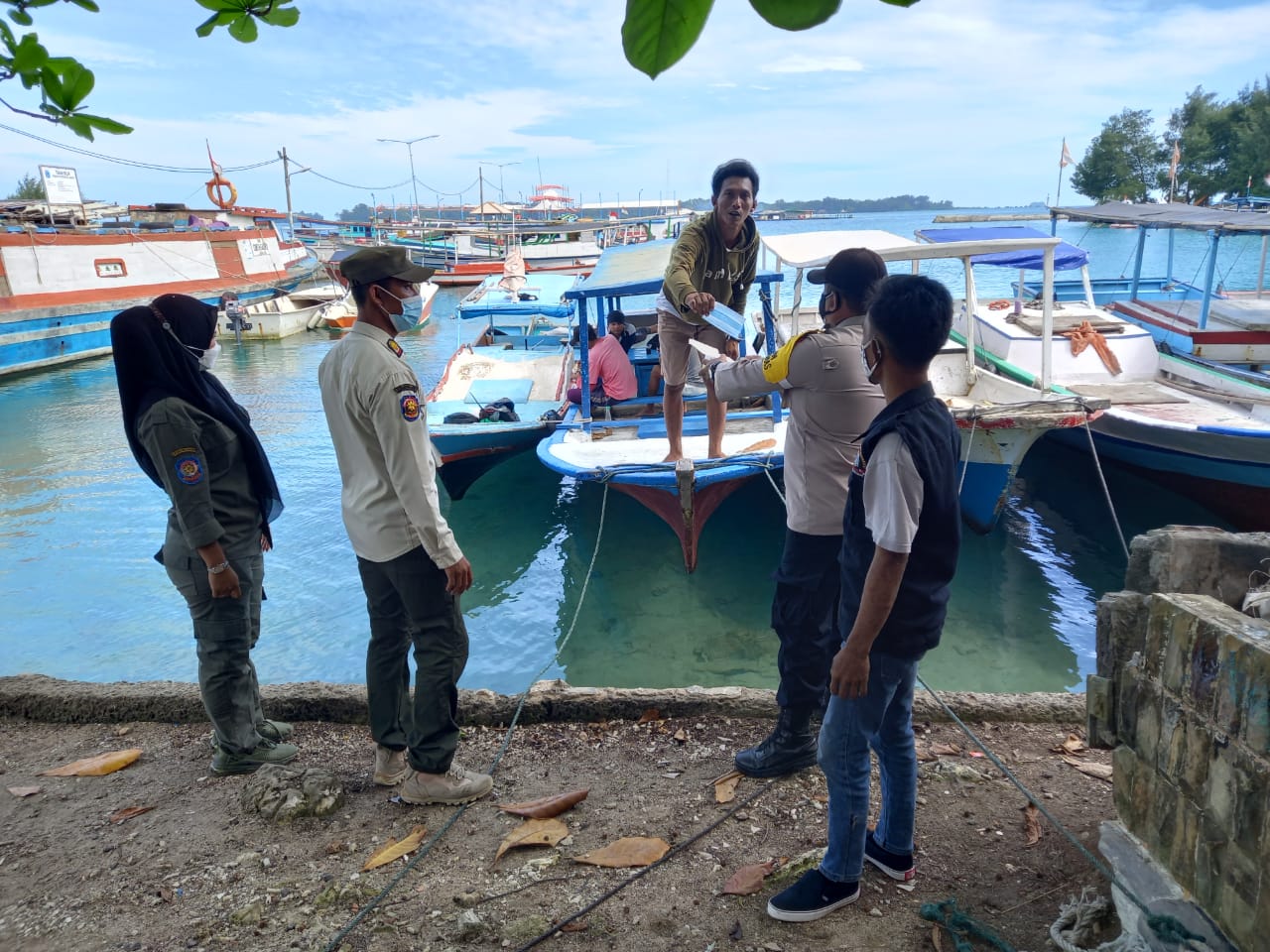 Polres Kep Seribu Secara Door to Door Himbau ProKes dan Bagikan Ribuan Masker