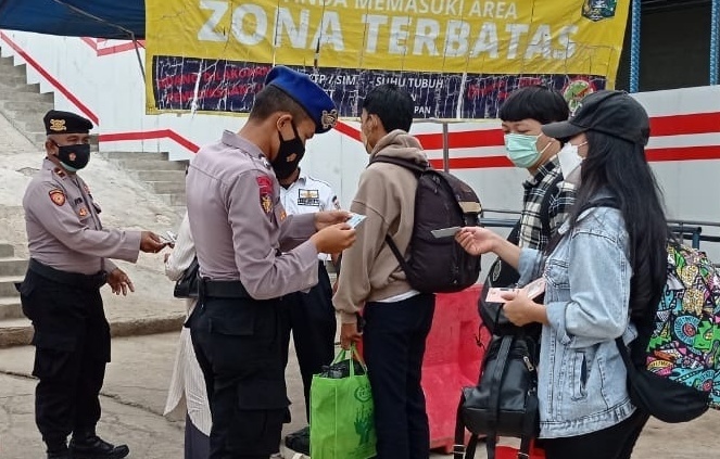 Tunjukkan Sertifikat Vaksin di Dermaga Keberangkatan, 133 Warga Berangkat ke Pulau Seribu