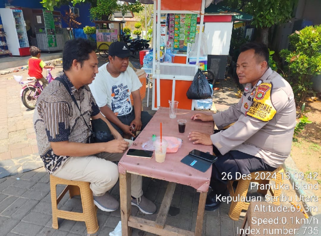 Bhabinkamtibmas Pulau Pramuka Sambangi Warga, Pastikan Nataru Aman dan Nyaman Bagi Wisatawan