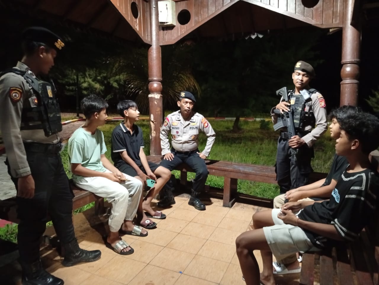 Polisi Baik dan Humanis, Polsek Kepulauan Seribu Utara Patroli Malam Ajak Warga Hindari Judi Online dan Perkelahian
