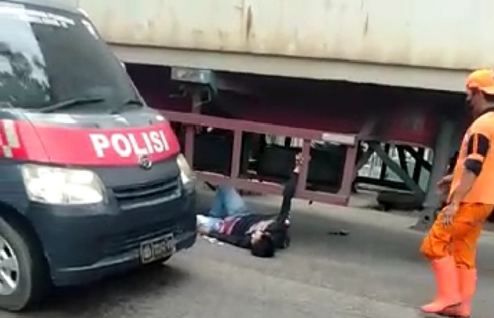 Tak Mampu Menyalip Truk Trailer, Seorang Pengendara Motor Tewas Terlindas