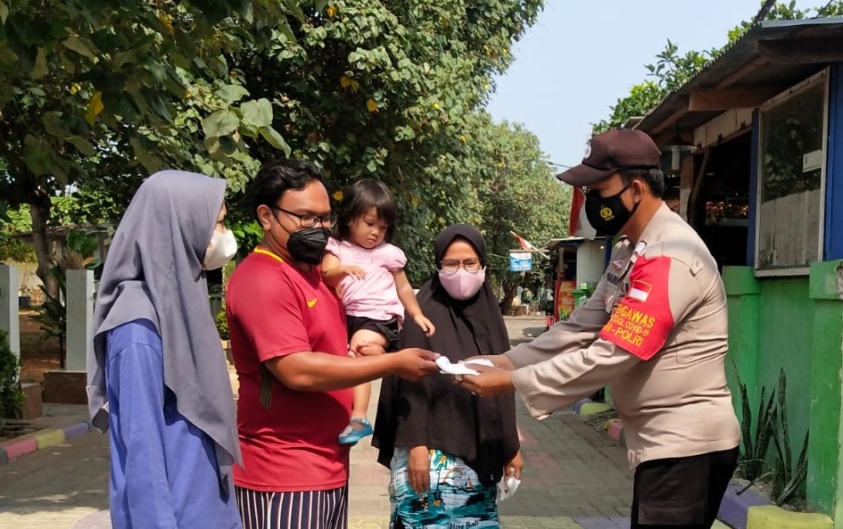 Bagikan 1.400 Masker ke Warga, Polres Kep Seribu Terus Cegah Sebaran Covid-19