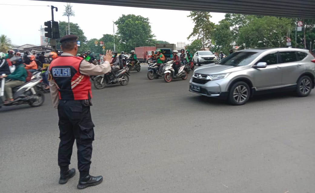 Personel Samapta Polrestro Jakbar Berikan Pelayanan Pengaturan Arus Lalu Lintas saat Jam Berangkat Kerja