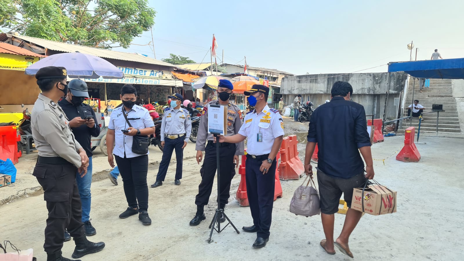 Di Dermaga Keberangkatan, Polres Kep Seribu Himbau 191 Wisatawan Taat ProKes