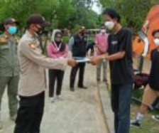 Terus Bagikan Masker, Polsek Kep Seribu Selatan Cegah Sebaran COVID-19