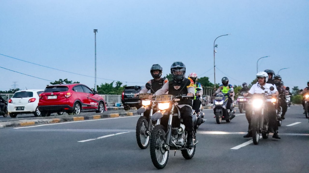 Ciptakan Kamtibmas Yang Aman Kondusif,  Kapolres Metro Jakarta Timur Lakukan Patroli Bermotor