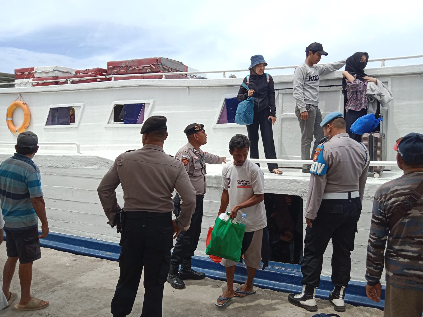 Polisi Baik Polsek Kepulauan Seribu Utara Bantu Penumpang di Dermaga, Wujudkan Wisata Aman dan Nyaman