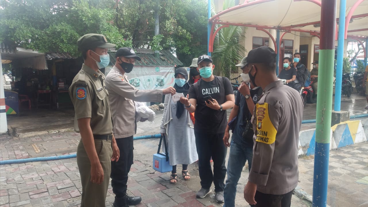 Bagikan 1.400 Masker ke Warga, Polres Kepulauan Seribu dan Polsek Jajaran Ajak Warga Patuhi ProKes