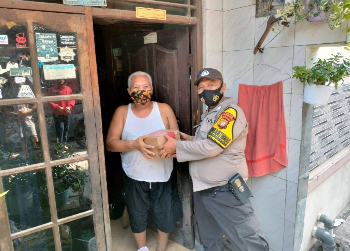 Polri Peduli, Bhabinkamtibmas Pademangan Timur Bagikan Nasi Kotak ke Warga yang Membutuhkan