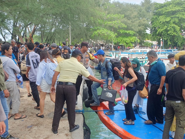 Kapolres Kepulauan Seribu mengecek Kedatangan dan Keberangkatan Kapal Wisatawan di Pulau Pari Menjelang Malam Tahun Baru 2024