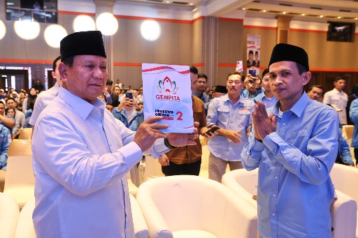 Prabowo Terharu Antusiasme Emak-Emak Relawan di Bandung Jabat Erat Tangannya