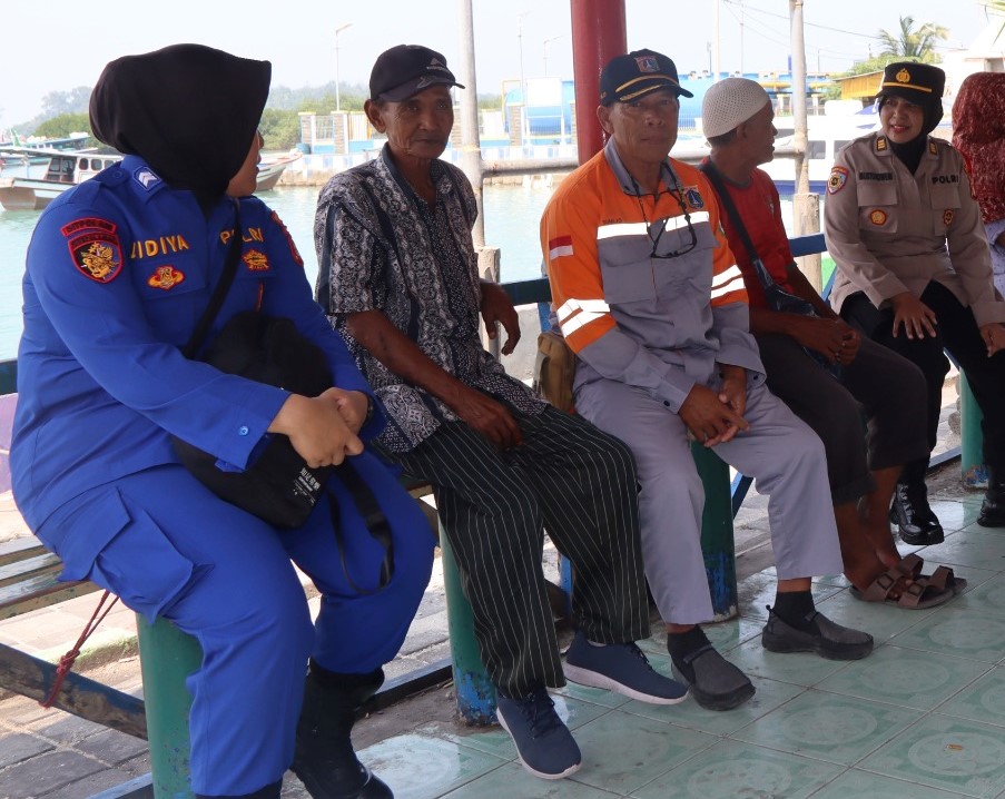 AKP Mustokoweni Srikandi Polres Kepulauan Seribu Gelar Jumat Curhat Di Pulau Kelapa