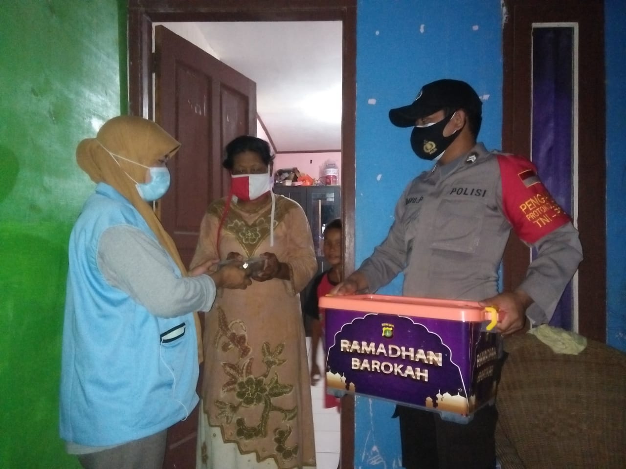 Ramadhan Barokah, Polres Kep Seribu & Jajaran Terus Bagikan Makan Sahur Gratis Ke Warga Pulau