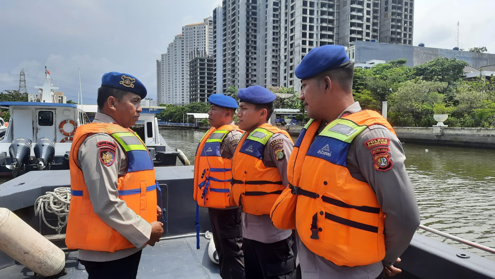 Satuan Polairud Polres Kepulauan Seribu Himbau Nelayan Jaga Keselamatan