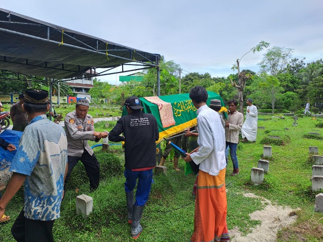 Bhabinkamtibmas Pulau Untung Jawa Galang Semangat Sukseskan Pemilu 2024 dalam Patroli Dialogis