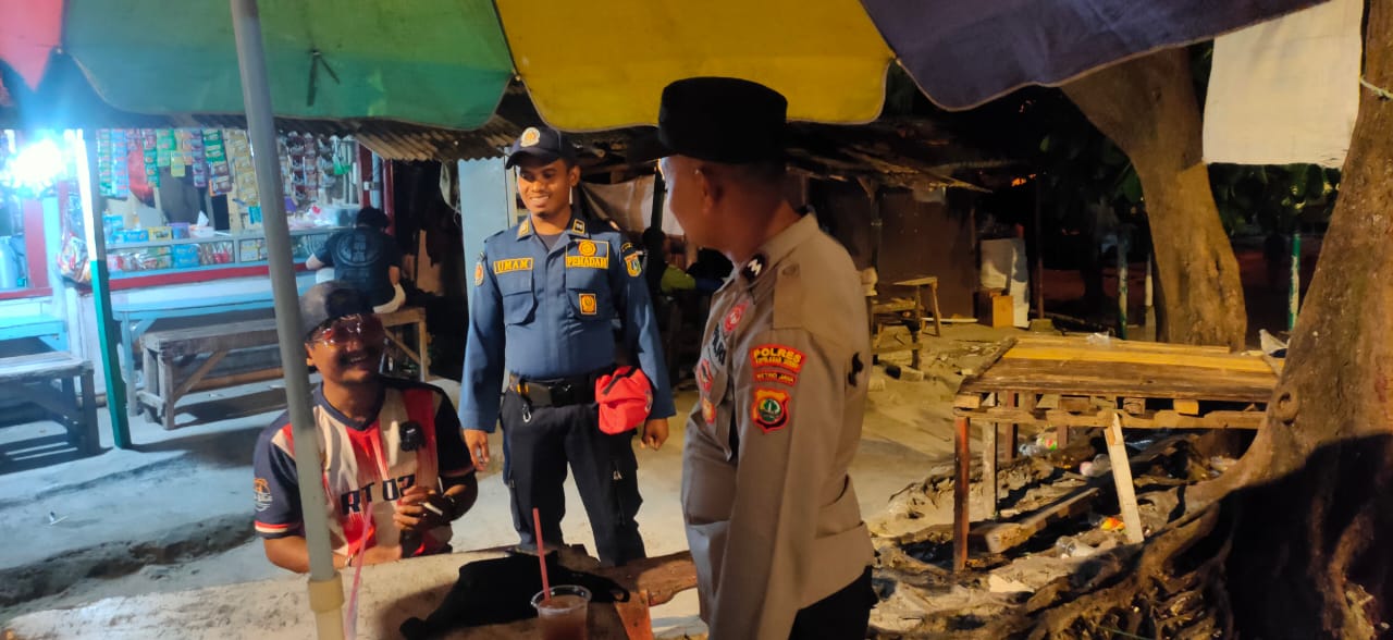 Polsek Kepulauan Seribu Selatan Melaksanakan Patroli Malam Dialogis dan Himbauan Kenakalan Remaja