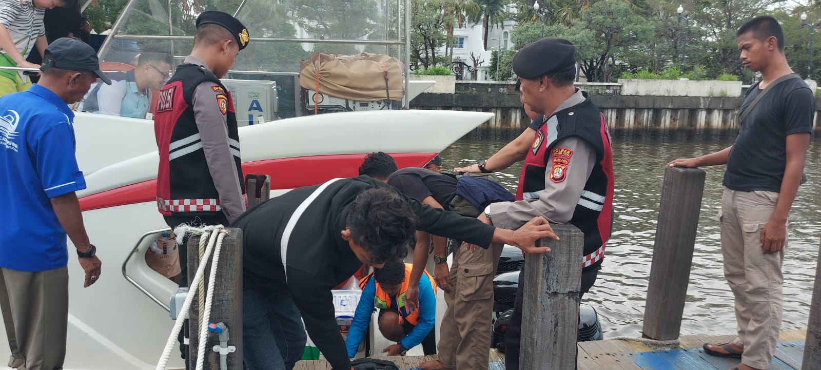 Satuan Samapta Polres Kepulauan Seribu Melaksanakan Kegiatan Pengamanan Kedatangan Warga Dan Wisatawan Dengan Humanis Di Marina Ancol