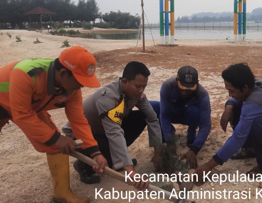 Polsek Kepulauan Seribu Selatan Gencar Tanam Bibit Pohon Bersama Warga untuk Menangkal Polusi Udara