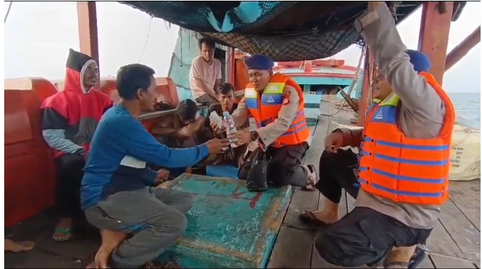 Polisi Baik: Satpolairud Polres Kepulauan Seribu Bagikan Makanan dan Minuman Gratis untuk Nelayan Serta Beri Himbauan Keselamatan di Laut 