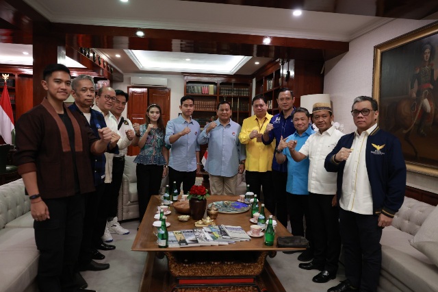 Prabowo dan Gibran Kompak Kenakan Kemeja Biru Muda dengan Pin Bendera Merah Putih Berkibar ke GBK