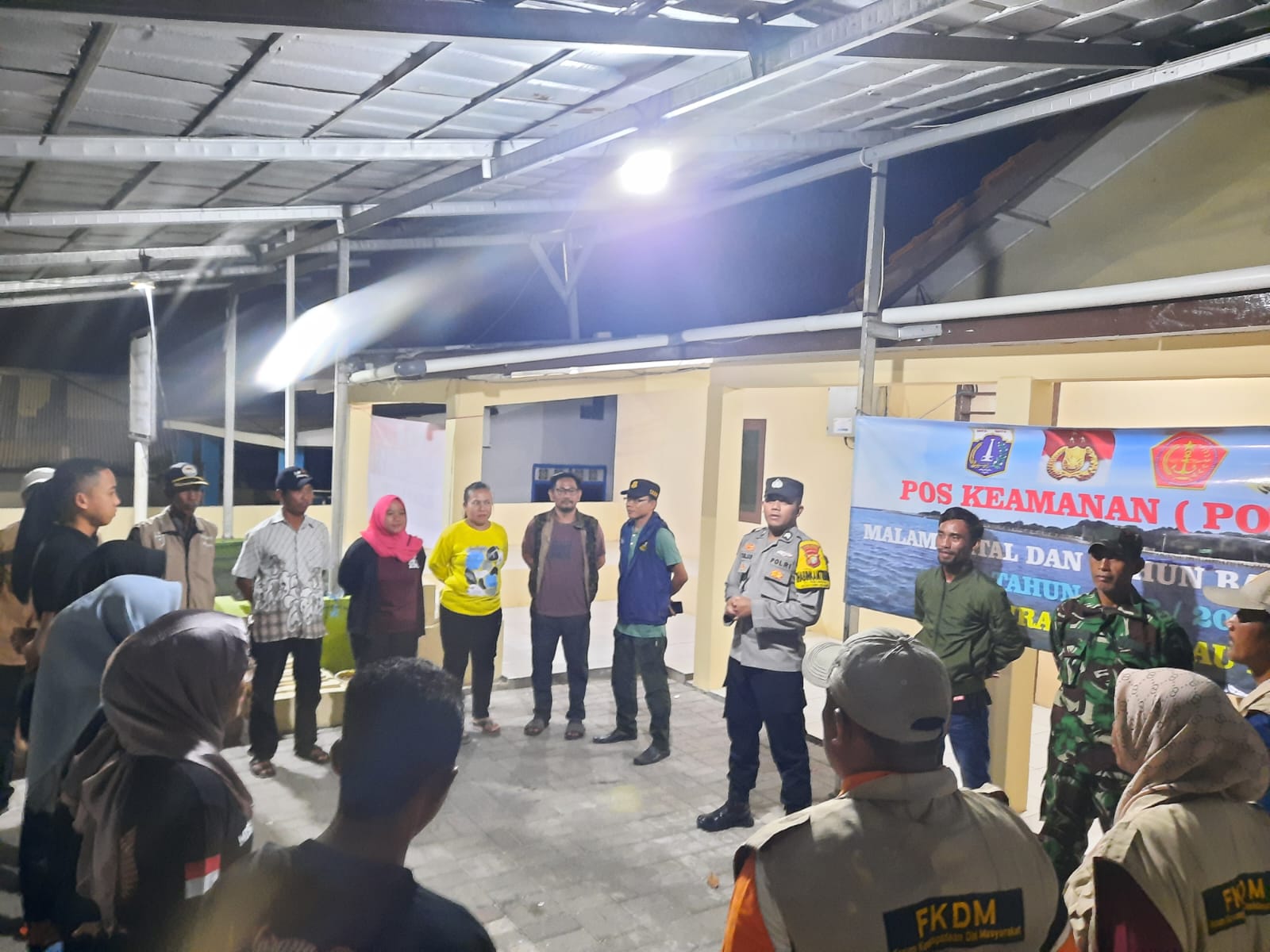 Patroli Malam Dialogis Polsek Kepulauan Seribu Selatan Bersama Tiga Pilar: Mengajak Warga Sukseskan Pemilu 2024