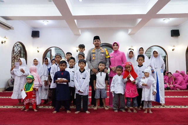 Kapolres Metro Bekasi Gandeng Forkopimda Gelar Buka Puasa Bersama dan Santunan untuk Anak Yatim dan Dhuafa