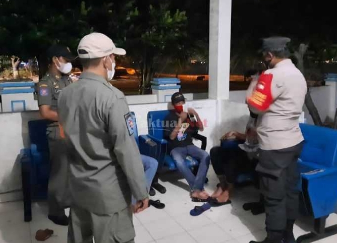 Polsek Kep Seribu Selatan Gelar Patroli PPKM Malam Hari Di 4 Pulau Pemukiman