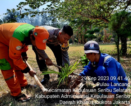 Polsek Kepulauan Seribu Selatan dan Warga Bersatu Tanam Pohon di Setiap Pulau Demi Mengurangi Polusi Udara