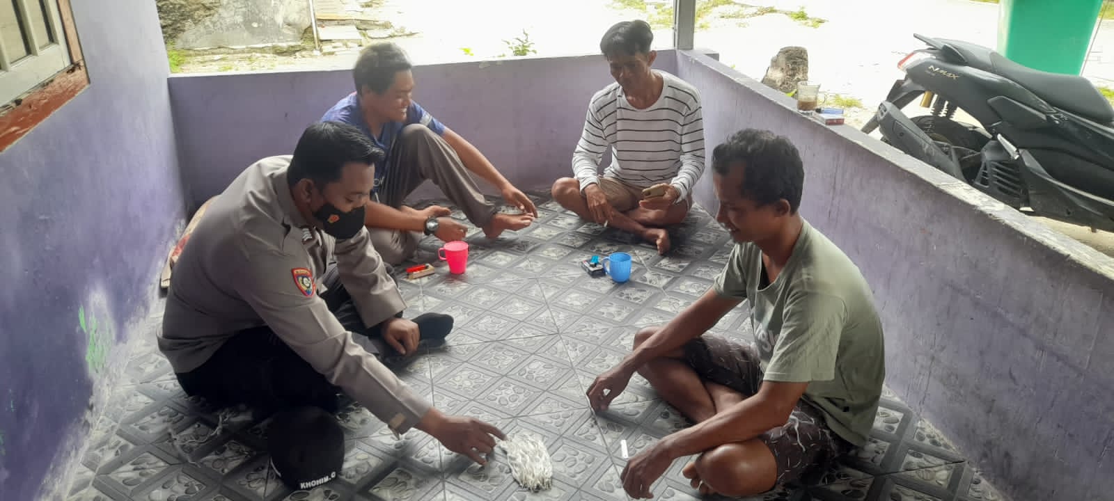 Bhabinkamtibmas Pulau Pari Ajak Warganya Jaga Keamanan dan Ketertiban