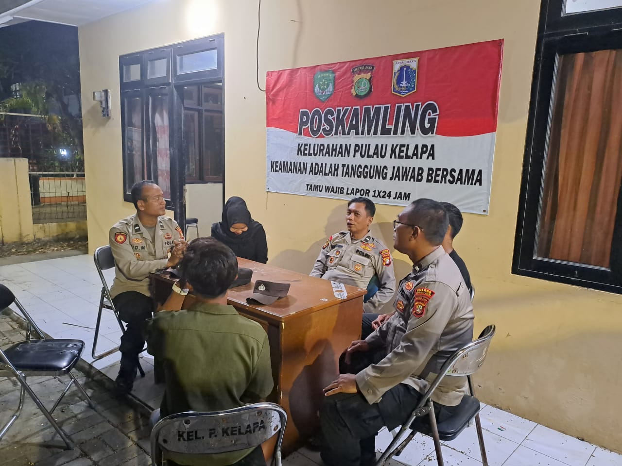 Polsek Kepulauan Seribu Utara dan Warga Pulau Kelapa Bersatu dalam Poskamling untuk Menciptakan Lingkungan Aman Menuju Pemilu 2024