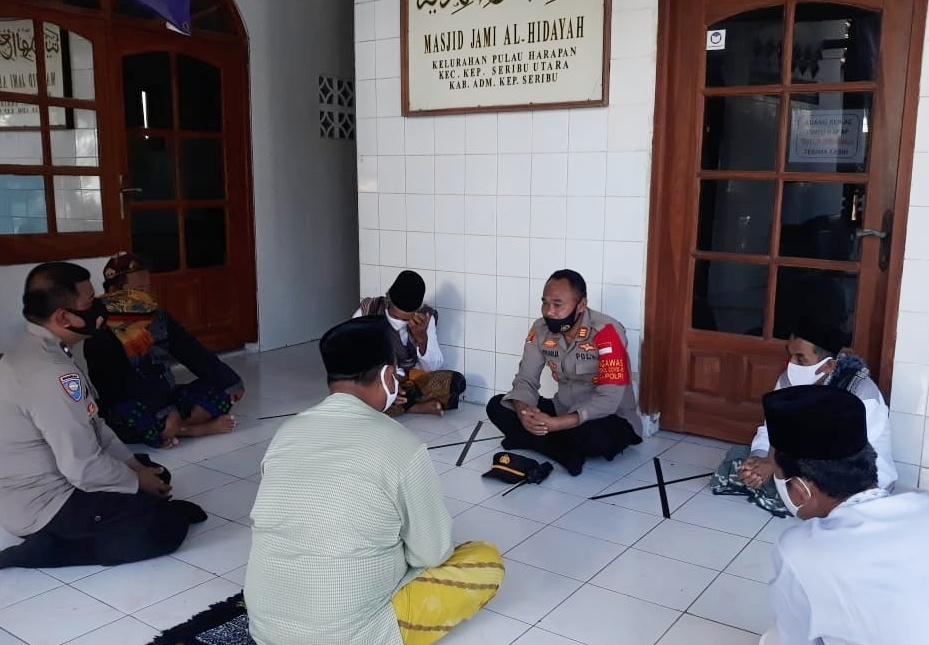 Sambangi Tokoh Agama, Kapolsek Kep Seribu Utara Ajak Pengurus Masjid Terapkan Prokes