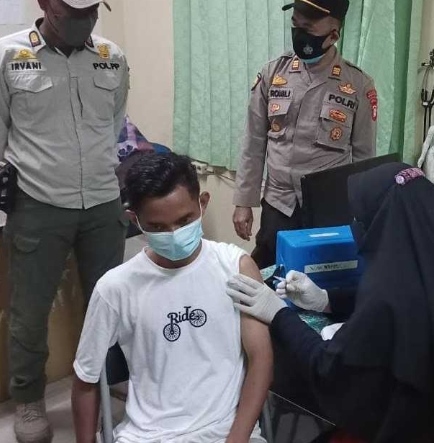 Gelar Vaksin Booster di Pulau Harapan, Polsek Kep.Seribu Utara Terus Tingkatkan Capaian Vaksin