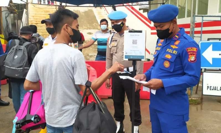 Hendak Ke Pulau Seribu, 259 Penumpang Kapal Jalani Scan PeduliLindungi Di Pelabuhan Kaliadem