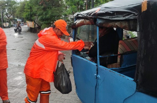 Ramadan Berkah Kelurahan Kapuk Muara Bagikan Ratusan Nasi Bungkus Gratis