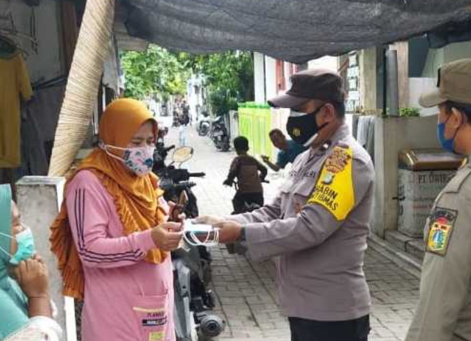 Cegah Paparan COVID19, Polres Kep Seribu Bagikan 1.100 Masker dan Sampaikan Imbauan ProKes