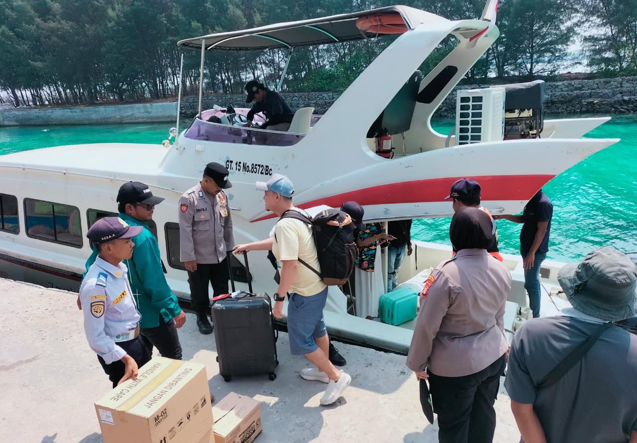 Polwan Bripka Indri Pratiwi dan Tim Polsubsektor Pulau Tidung Memastikan Pelayanan Humanis dan Keamanan Selama Kedatangan Kapal di Pulau Tidung