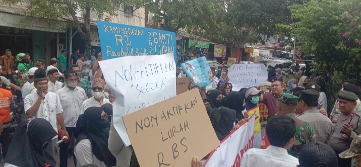 Ratusan Pengurus RT/RW Demo Lurah Rawa Badak Selatan