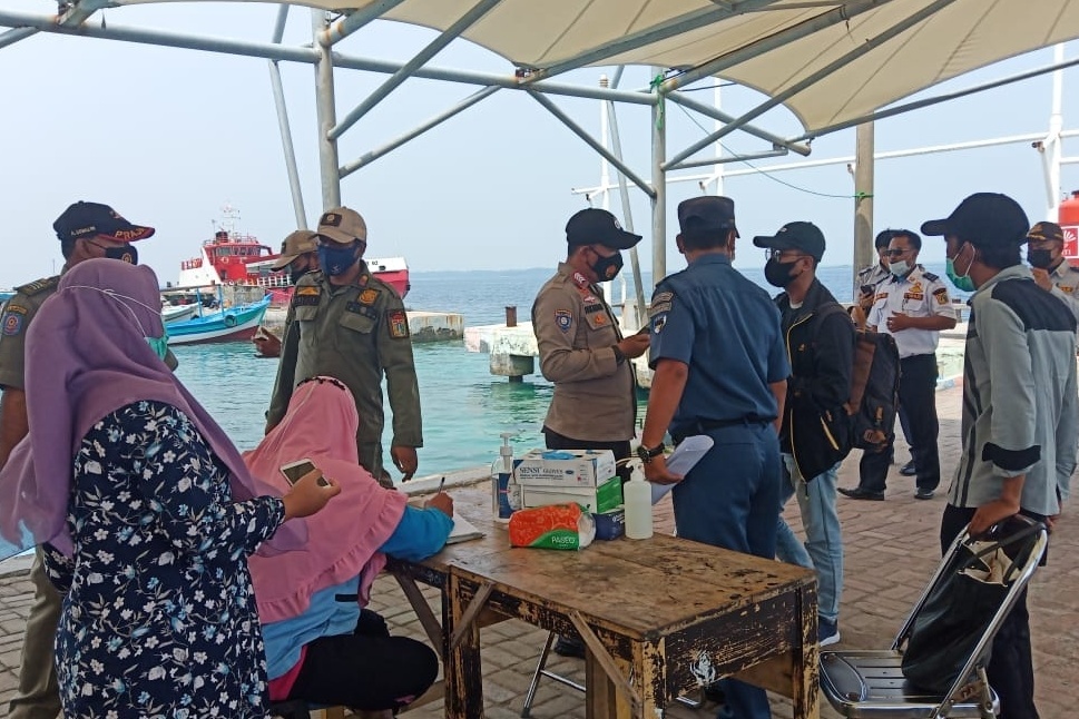 Tiba di Dermaga Pulau Pramuka, 19 Warga Tunjukkan Sertifikat Vaksin