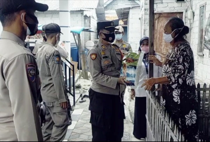 Kurangi Beban Warga dimasa PPKM Darurat, 33 KK di Slum Area dapat Bansos dari Polsek Kep Seribu Utara