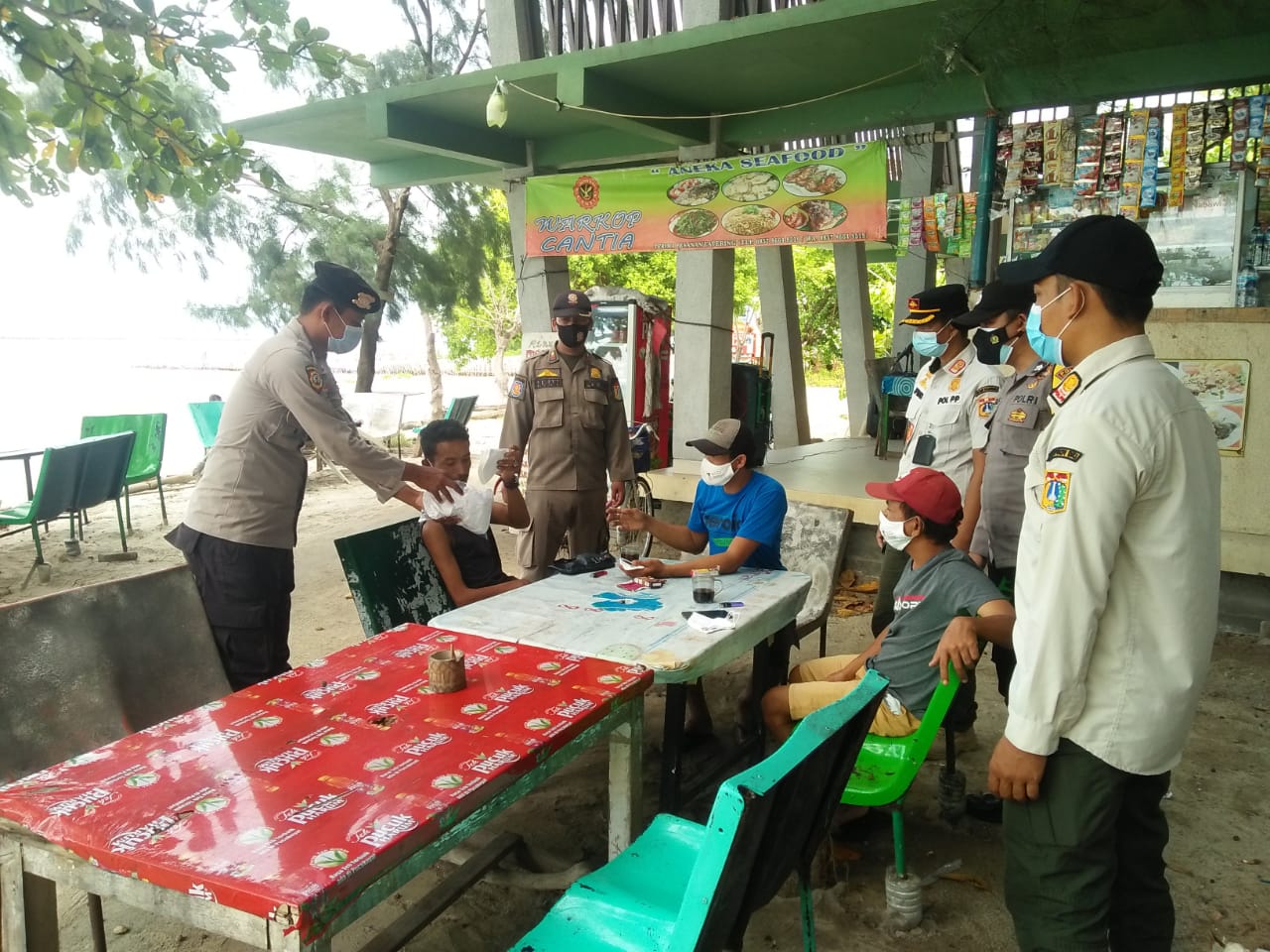 Himbau ProKes dan Bagikan 1.500 Masker, Polres Kep Seribu Terus Cegah Sebaran COVID-19