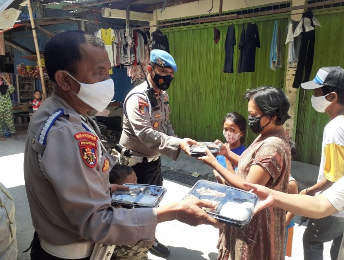 Jumat Barokah, Polsek Pademangan Kembali Bagikan 100 Nasi Kotak Siap Saji ke Warga Membutuhkan