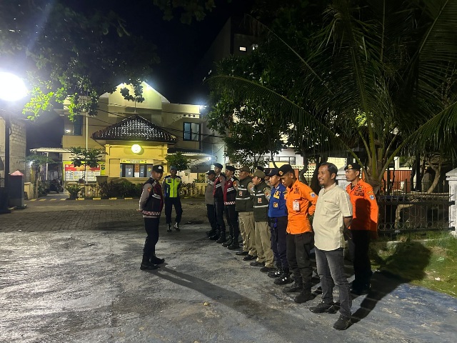 Patroli Malam Gabungan, Polsek Kepulauan Seribu Utara Gencarkan Siskamling dan Sosialisasi Layanan 110