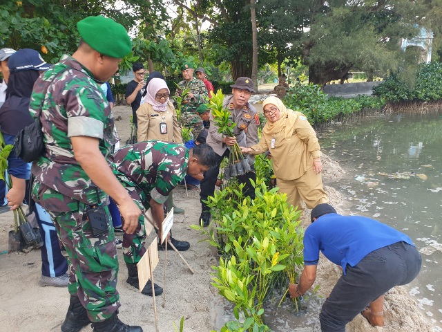 Polsek Kepulauan Seribu Selatan Ikut Serta Melakukan Penanaman Mangrove Nasional