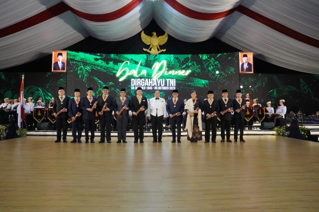 Menhan Prabowo Beri Penghargaan Dharma Pertahanan Utama kepada 11 Tokoh