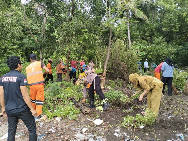 Kerja Bakti di Pulau Tidung: Bhabinkamtibmas, ASN, dan Warga Bersinergi Membersihkan Lingkungan