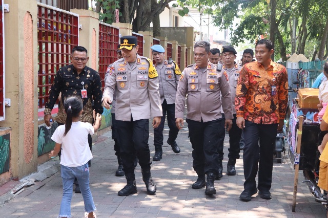 Hangat dan Bersahaja, Kapolres Kepulauan Seribu Disapa Anak-Anak Pulau Saat Kunjungan Kerja di Pulau Kelapa