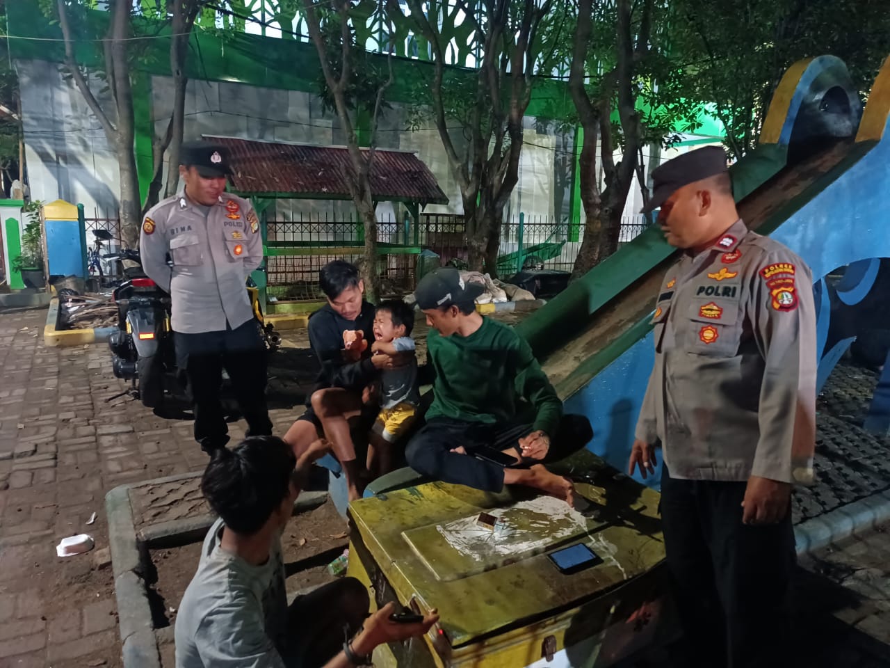 Polsek Kepulauan Seribu Utara Lakukan Patroli Malam Dialogis untuk Cegah Kenakalan Remaja di Pulau Kelapa