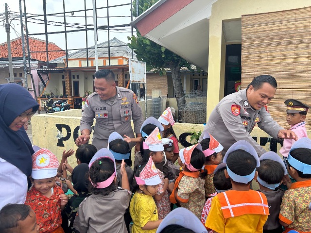 Polisi Baik, Polres Kepulauan Seribu Kenalkan Profesi Polri ke Anak TK Alam Pesisir Pulau Panggang