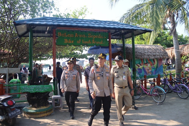 Kapolres Kepulauan Seribu Sambang dan Patroli Jalan Kaki di Pulau Pari, Ajak Warga Jaga Kamtibmas